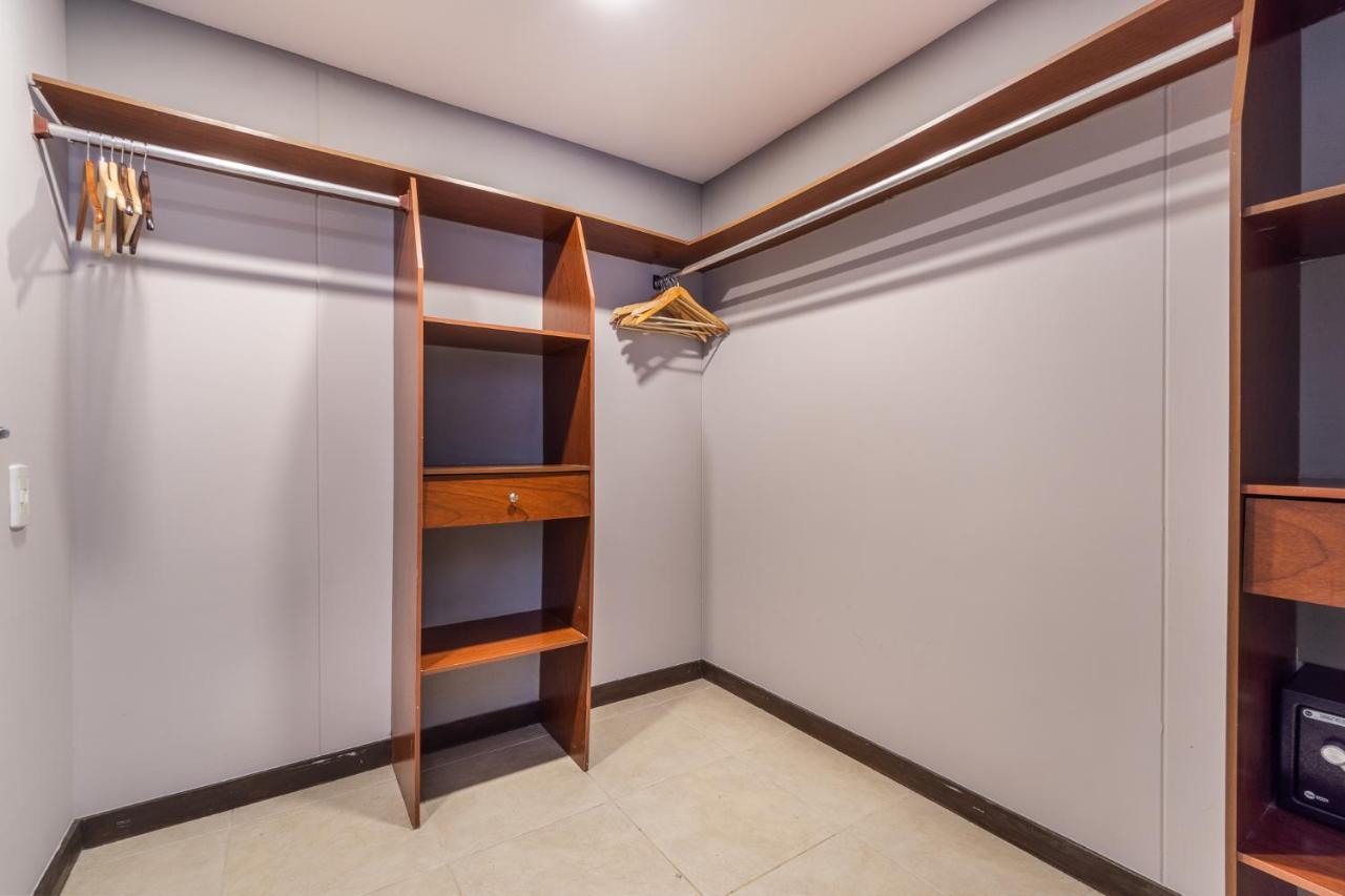 Apartamentos Poblado Alejandria By Housy Host Medellin Bagian luar foto