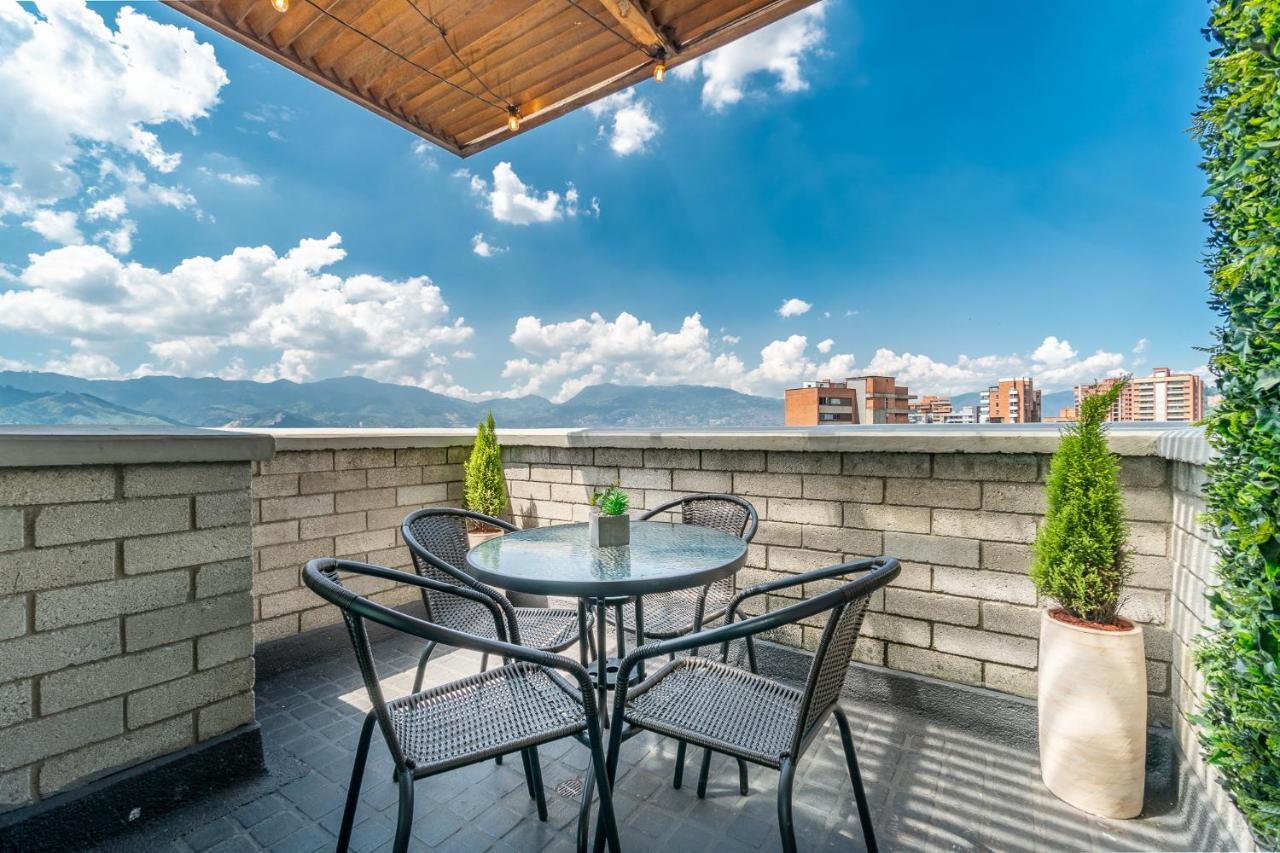Apartamentos Poblado Alejandria By Housy Host Medellin Bagian luar foto