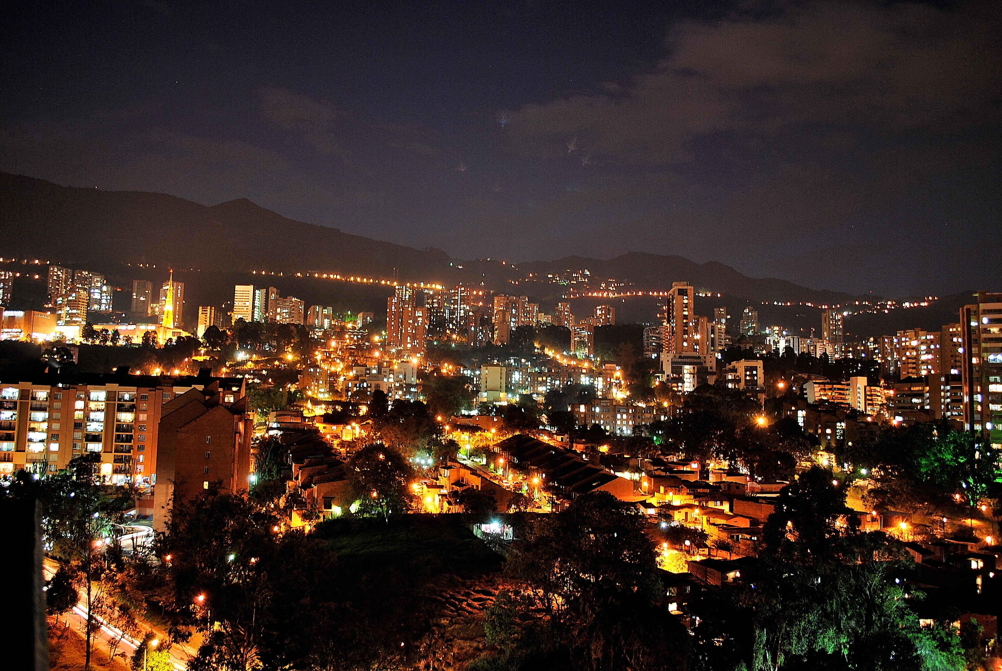 Apartamentos Poblado Alejandria By Housy Host Medellin Bagian luar foto