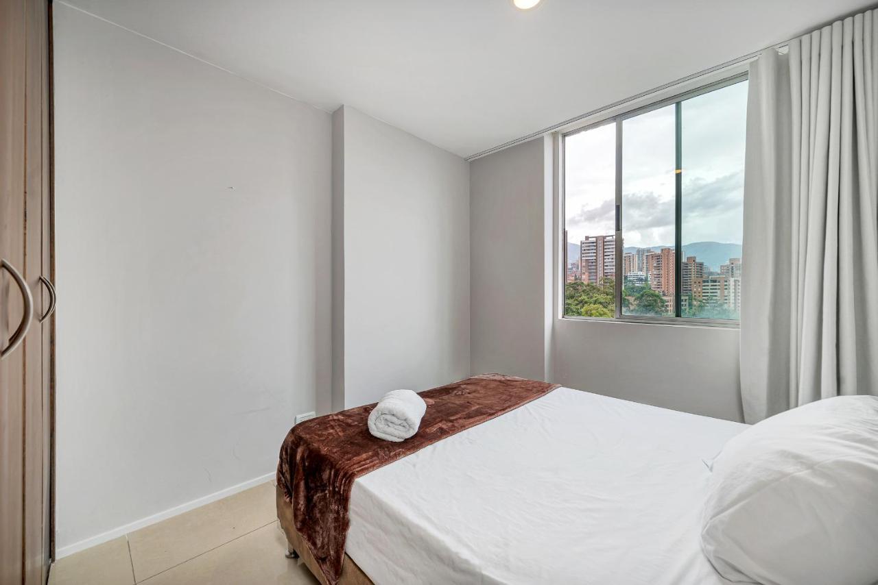 Apartamentos Poblado Alejandria By Housy Host Medellin Bagian luar foto