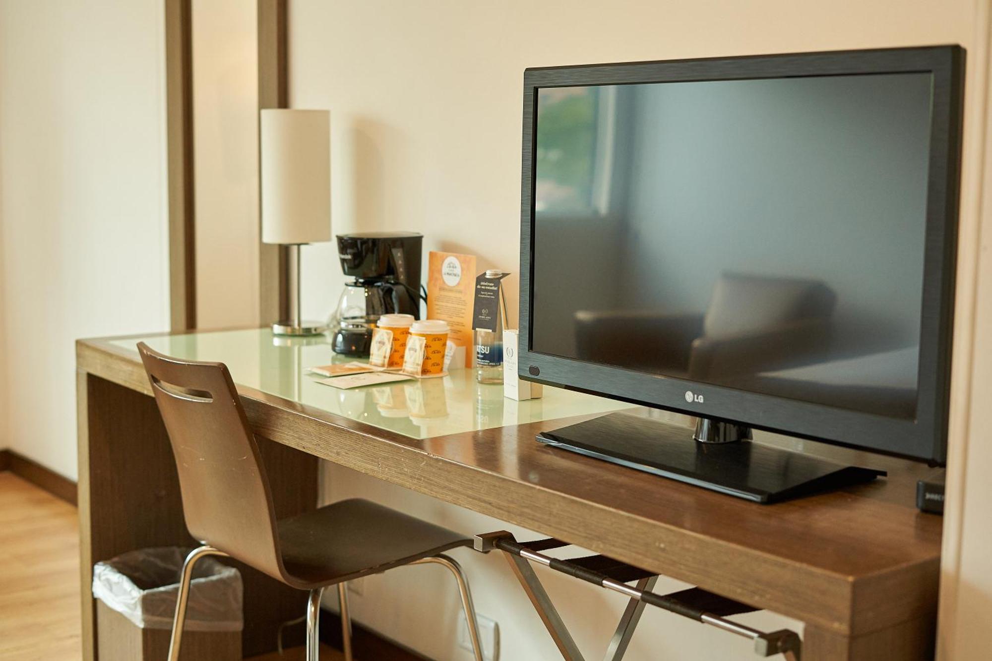 Apartamentos Poblado Alejandria By Housy Host Medellin Bagian luar foto