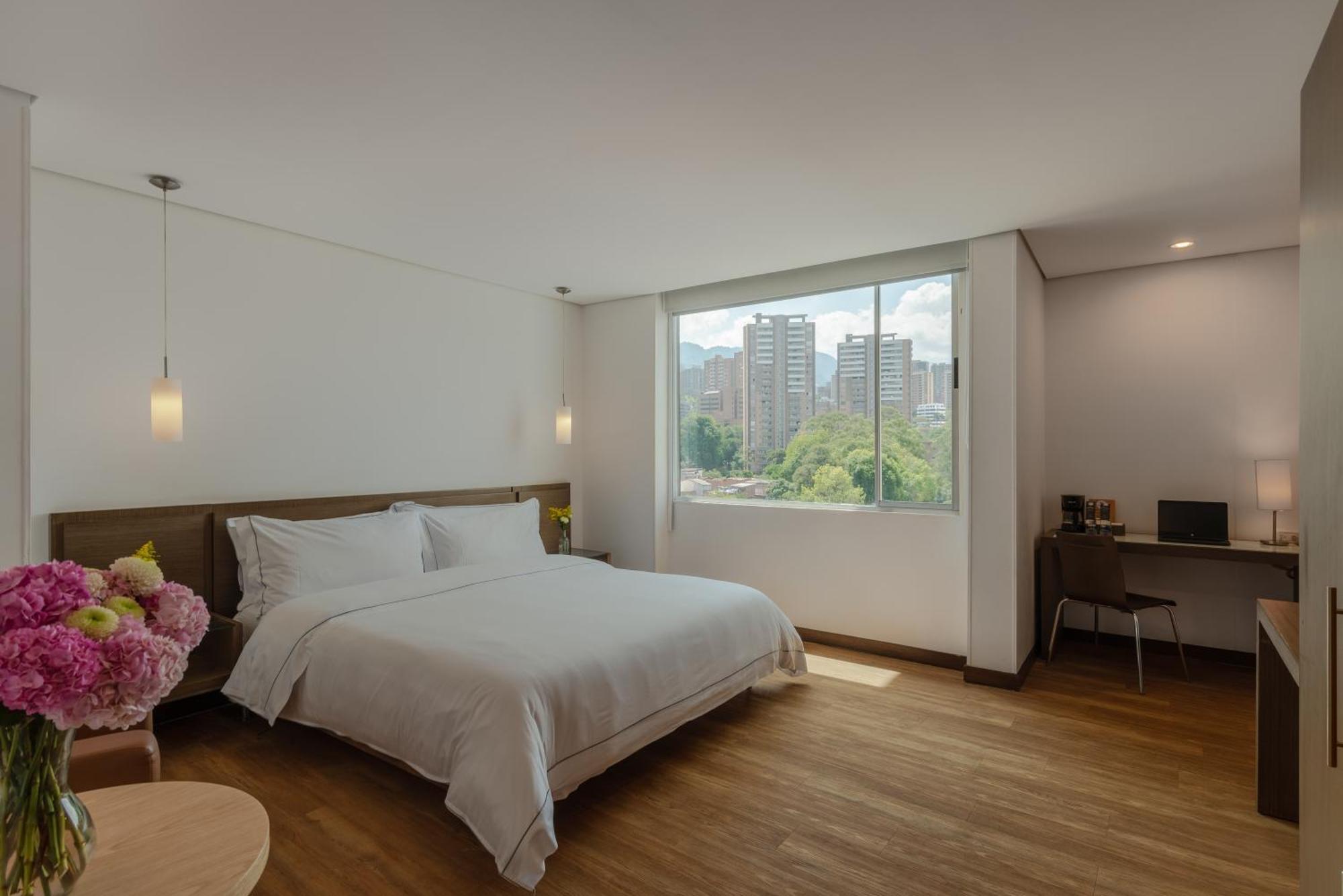 Apartamentos Poblado Alejandria By Housy Host Medellin Bagian luar foto