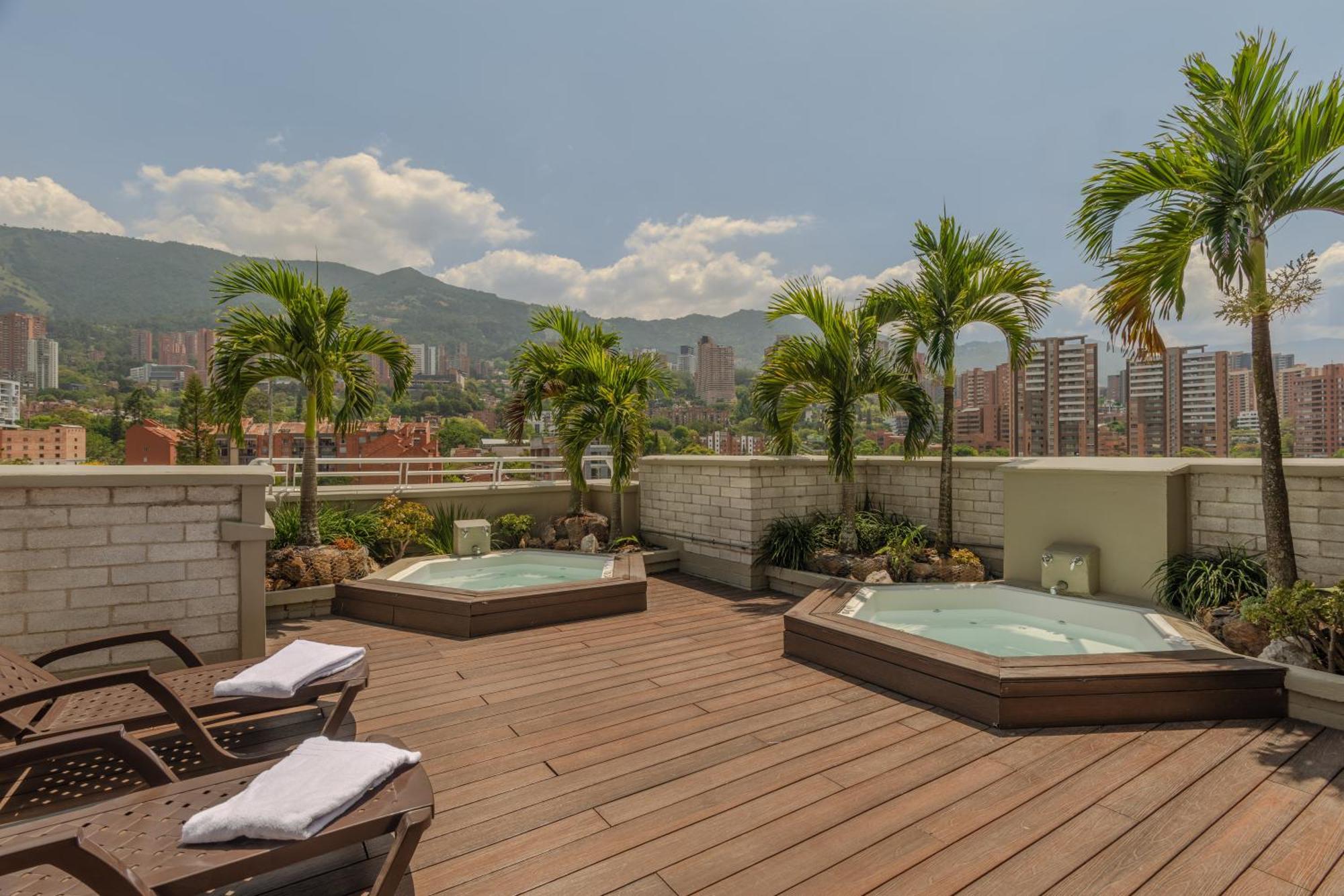 Apartamentos Poblado Alejandria By Housy Host Medellin Bagian luar foto