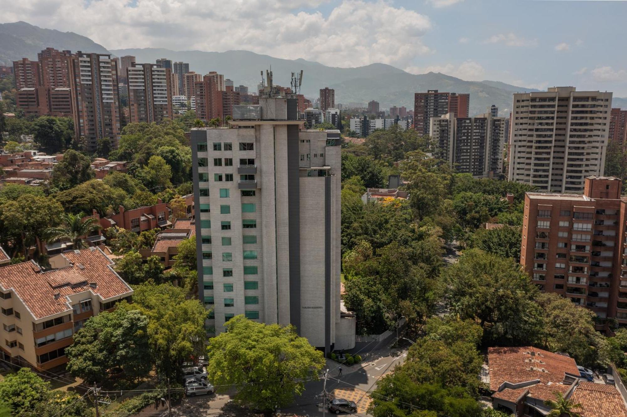 Apartamentos Poblado Alejandria By Housy Host Medellin Bagian luar foto