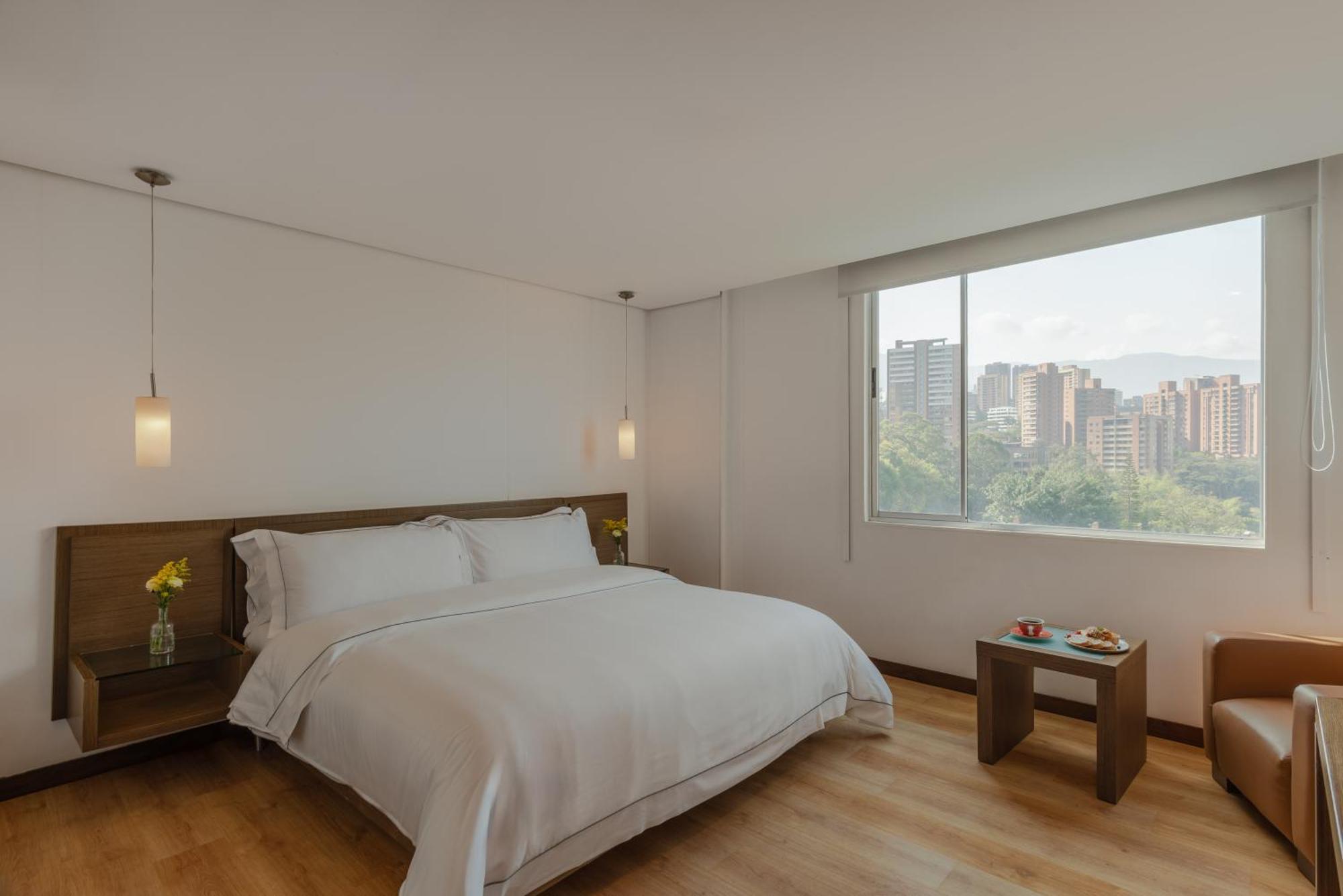 Apartamentos Poblado Alejandria By Housy Host Medellin Bagian luar foto