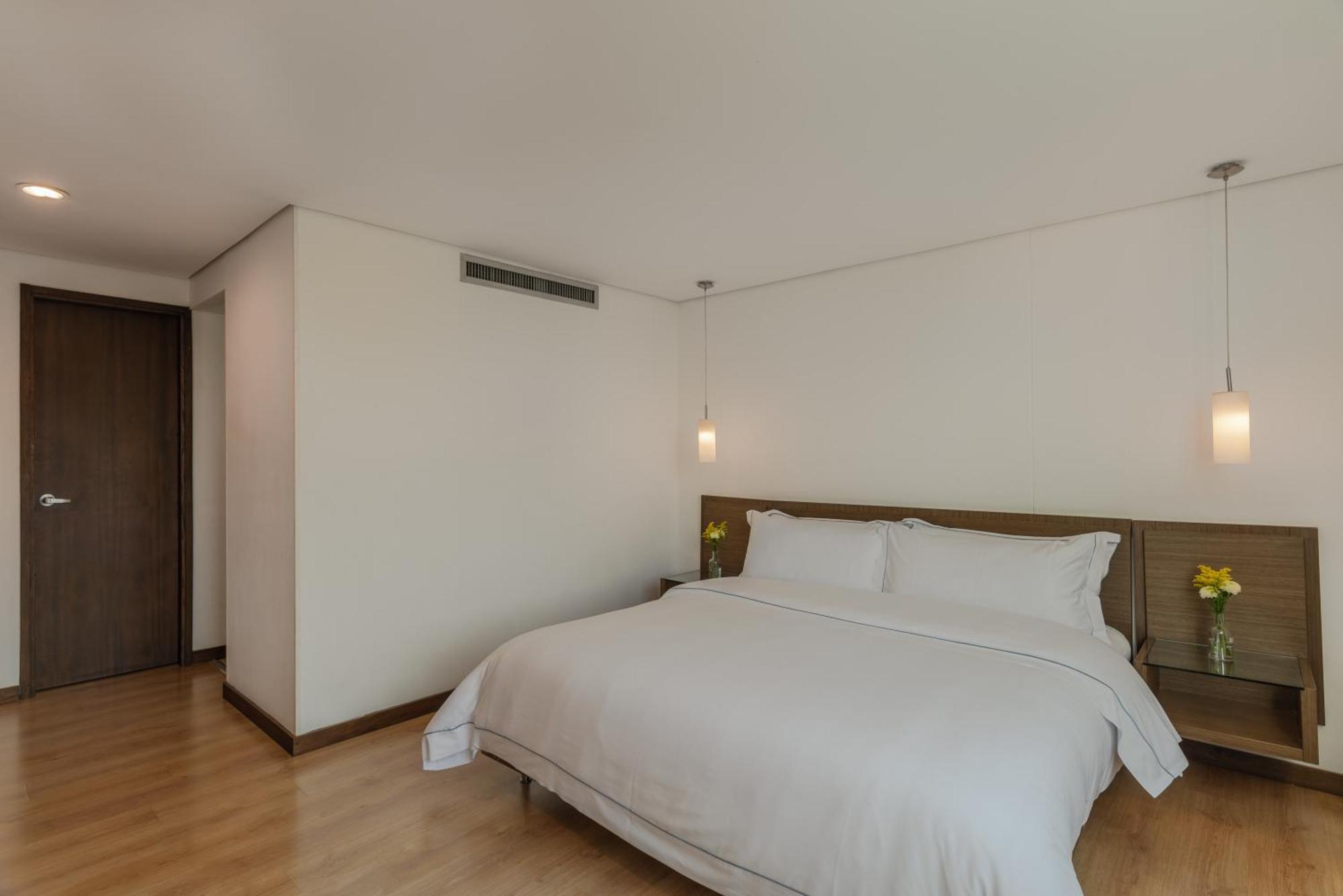 Apartamentos Poblado Alejandria By Housy Host Medellin Bagian luar foto