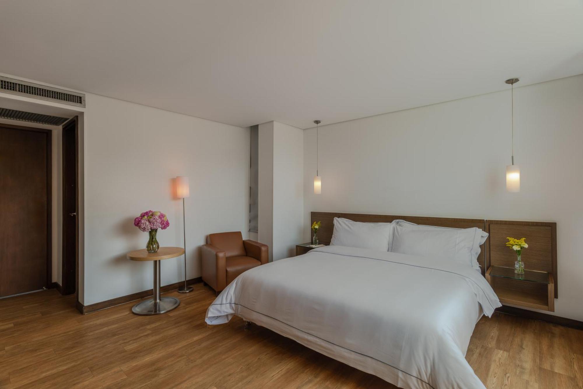 Apartamentos Poblado Alejandria By Housy Host Medellin Bagian luar foto